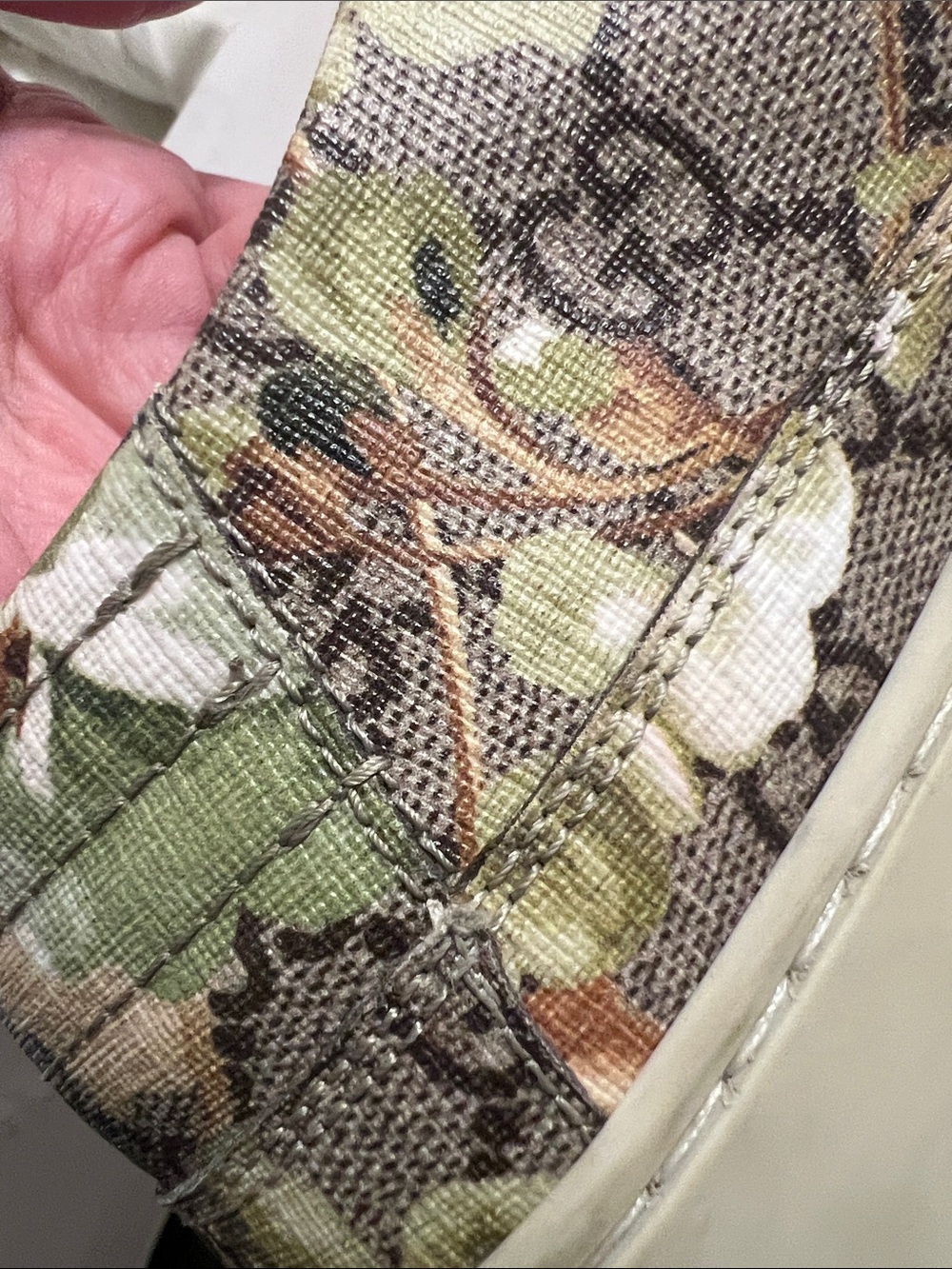 GUCCI Floral Canvas and Metallic Low-Top Sneakers in Green and Cream, Gold. - Picture 2 of 11